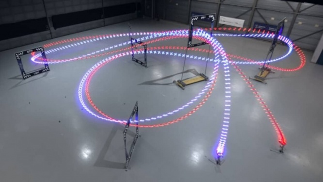 AIが操縦する自律型ドローンが人間のチャンピオンが操縦するドローンに勝利