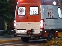 そばにいたいの。散歩中に倒れた飼い主が心配で救急車に飛び乗った犬（ブラジル）