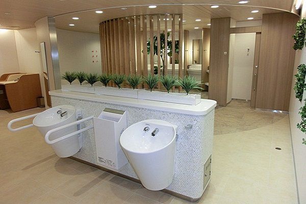 同じ女子ならぜったいわかる！女性がトイレの中でこっそりやっていることとは？