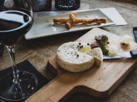 道端に生えた雑草からチーズとワインの製造が可能に（ロシア研究）