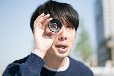 谷間が見えそぉぉ～！　男性が「俺ってスケベだな」と思う瞬間4選