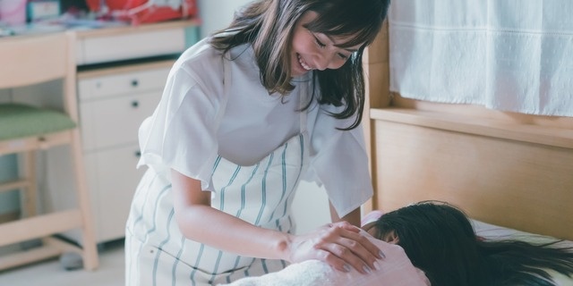 娘を起す母親