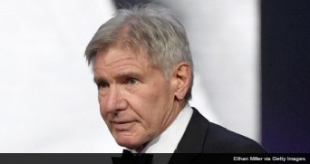 ハリソン・フォード、着陸ミスで管制官に「まぬけ」と名乗る