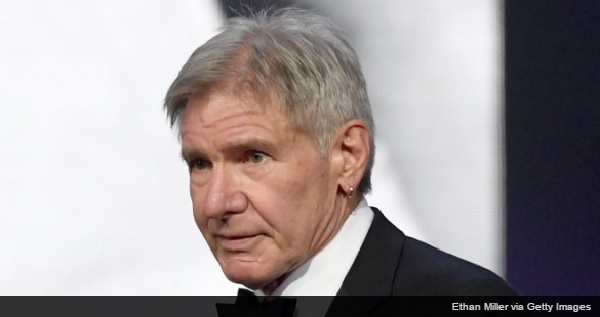 ハリソン・フォード、着陸ミスで管制官に「まぬけ」と名乗る