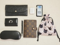 【バッグの中身】流行最先端のデザインが得意なネイリストの愛用品