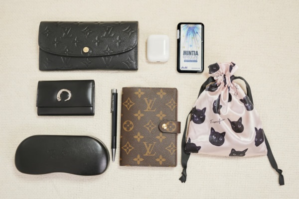 【バッグの中身】流行最先端のデザインが得意なネイリストの愛用品