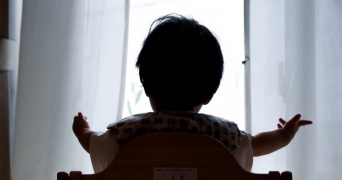 「これからみんなに...」デスゲーム始めてきそうな赤ちゃんに17万人の妄想爆発　お尻に〝真の主催者〟の影も？