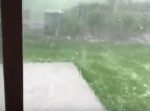 油断禁物！　部屋の中から外の雹を見ていたら…？