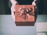 いくら包むべき？　結婚祝いの相場と渡し方