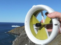 太陽光発電できない？風と水があるじゃないか！旅先でのスマホの充電もこれで安泰。携帯型水・風力発電デバイス
