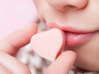 キスマークがつく情熱的なキスってどう思う？　好きと答えた女性は●％
