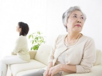 姑世代に聞いた！　将来、息子の家族と同居したい？⇒なんと「いいえ」94％！