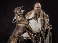 バイキングは動物たちと親密な関係を築き、馬と犬を連れてイギリスに渡ったことが判明