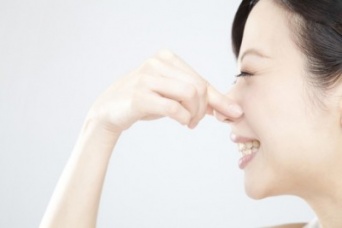くっさ!!　腐ってる!?　女子が例えた「生理のニオイ」6選