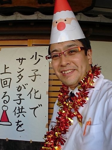 「少子化でサンタが子供を上回る」（写真は小島店主、石松提供）