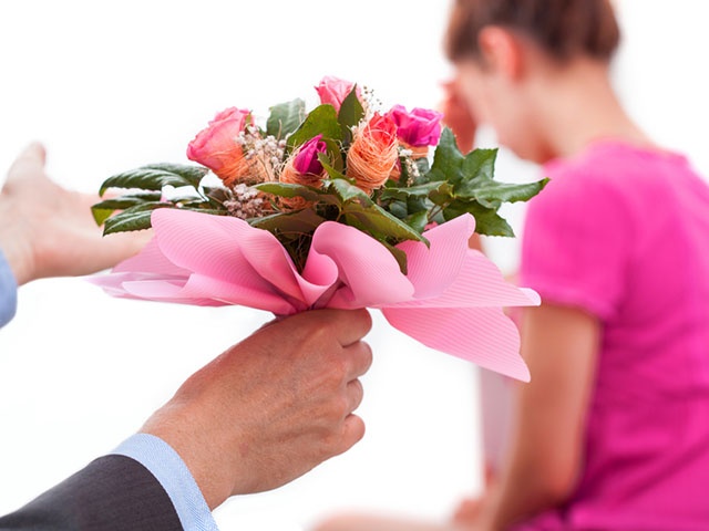 花束を贈られた女性