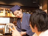 出会いの多いバイト先ランキング　2位「居酒屋」1位は!?