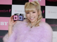 30代にもオススメ！　若槻千夏、「コスメコンタクト」発売記念イベントに登場