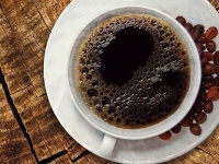 コーヒーの苦みを抑える簡単な方法。少し塩を入れるだけ【ライフハック】