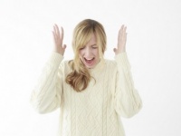 女性に聞く、歯が汚い男性とキスしたときのドン引きエピソード「キスをしたら、口から緑色の繊維が出てきて……」