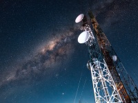 高速電波バーストの発生源をついに特定、その正体はガンマ線を放射する中性子星