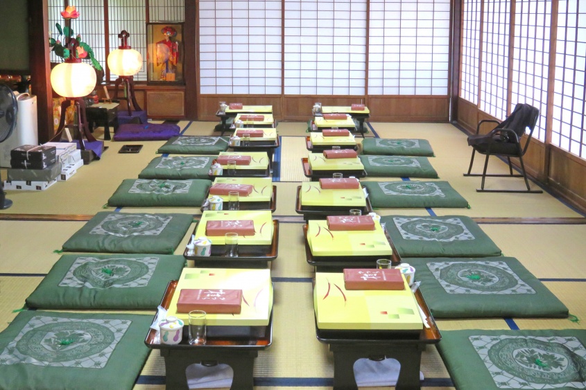 葬儀で仕出し弁当食べた『12人発症』　「ウエルシュ菌」食中毒　【加熱に強いやっかいな菌】の特徴とは…