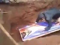 ネクロマンサーかな。故人の墓を掘り起こして死者復活の儀式を行っていた男性（エチオピア）※閲覧注意
