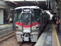 試運転当時の227系（X68さん撮影、Wikimedia Commmosより）