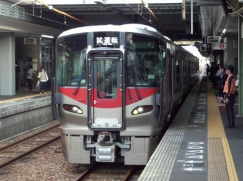 試運転当時の227系（X68さん撮影、Wikimedia Commmosより）