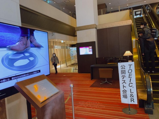 張り紙の「場違い感」がすごい......（写真ははいばらさんより提供）
