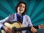 関西弁でツッコミを入れて弾き語るアメリカ人ミュージシャン、その正体は…