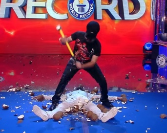 【衝撃】ココナッツを砕くか、それとも・・・？　インドで超危険なギネス記録が達成される