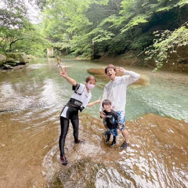 辻希美、川遊び中でも大量撮影する姿に批判殺到「水難事故が心配」