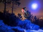 神秘的！　真夜中の森を走るマウンテンバイクを“◯◯◯”で撮影