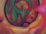 牛乳に塗料と洗剤、オイルを入れるとサイケな“宇宙”が生まれた