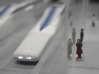 この赤い服と帽子の女性、見覚えがありませんか？（提供：リニア・鉄道館）