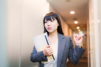 視線が集中！　男子が色気を感じる女子の仕事服・4選