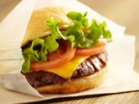 これを食べなきゃ始まらない！　本場NYで人気NO.1のハンバーガーレストラン「Shake Shack」