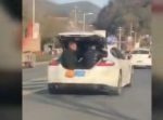 後ろから見えてるよ！　中国にてポルシェのトランクに堂々と乗り込む。