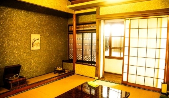 個室も和室。年代物の蓄音機が置かれている