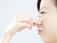 なんとなくわかる……。正直こっちに来ないでほしい、口が臭そうな人の特徴4選