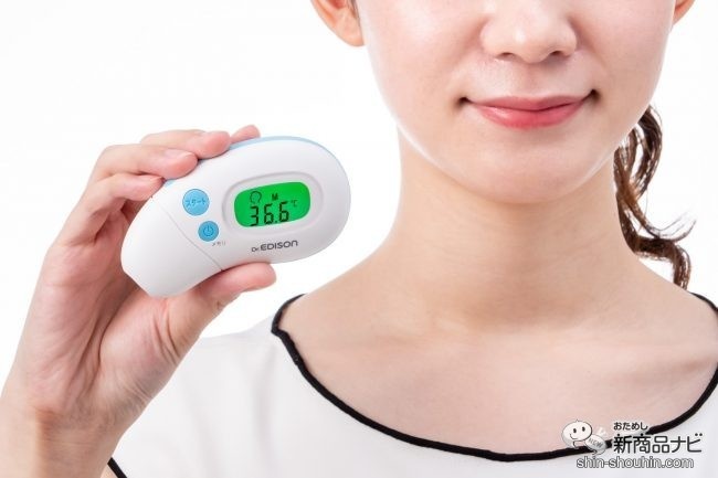 顔の横に『さっと使える2WAY体温計』を持つ女性