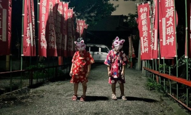 何かが始まっちゃうヤツじゃん...　夏祭りで撮影された「ホラーな光景」に反響「引き返してセーブしなきゃ」「邦画版シャイニング」