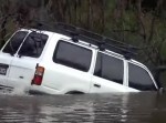 海外から絶賛！　川の中を水陸両用かのように突き進むトヨタ車