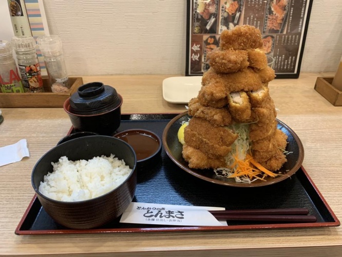 若鶏かつ定食（大）（写真はねやたつさんのツイートより）