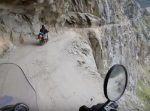 崖っぷちをバイクで疾走。ライダー目線の動画がかなりコワイ。