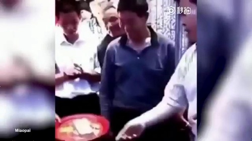 結婚式新婦と義父がキス