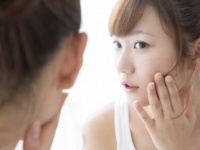 跡が気になる！　ニキビに効果的なビタミンを皮膚科医が解説