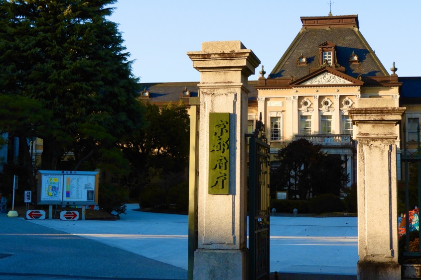 高校教諭・女子高生のスカート内を盗撮　京都府が懲戒免職処分に　教諭は「無防備なので狙った」