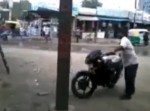 そうきたかｗ　海外ではバイクを“◯◯◯”で運ぶらしい…
